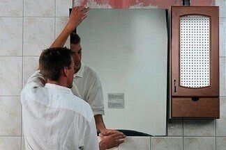 Как повесить зеркало в ванной?