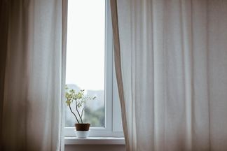 Ваши окна плохо работают, тянет холодом или растет плесень? Разбираемся, что такое теплый подставочный профиль